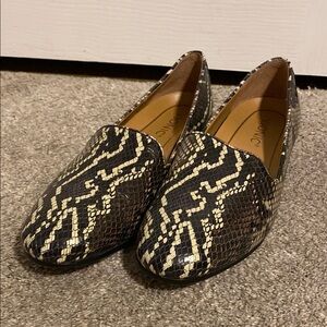 👞Vionic Women's Black and Cream Loafers